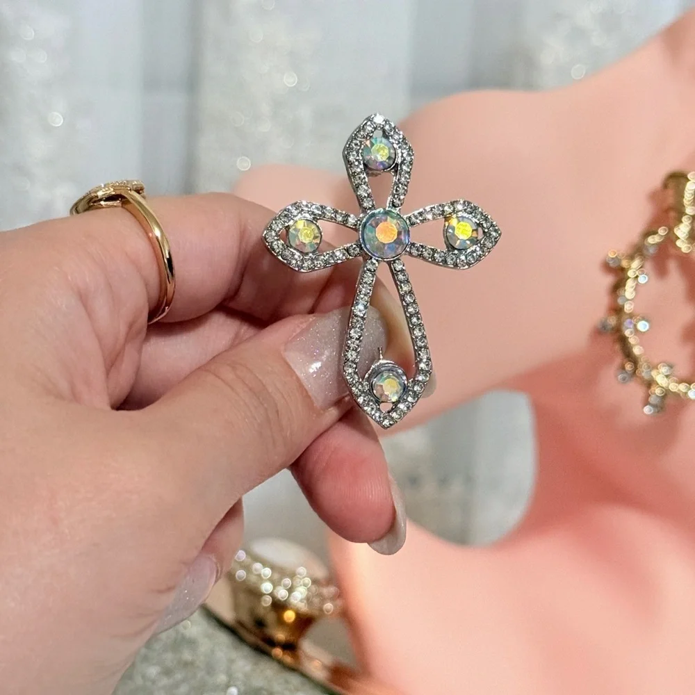 ⚜️ Elegant Silver Cross Brooch with Crystal Accents - Picture 6 of 6